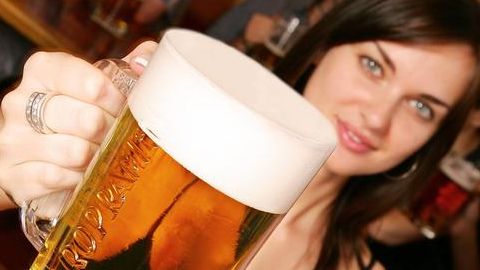 Holka s pivem